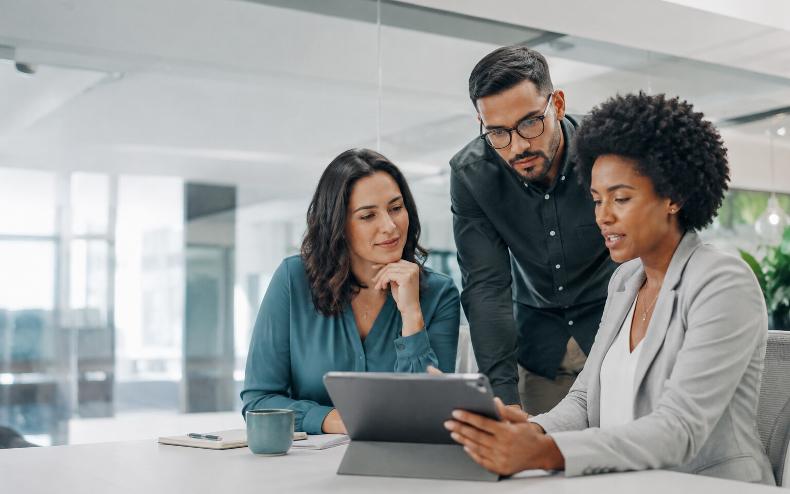 Empreendedores trabalhando juntos